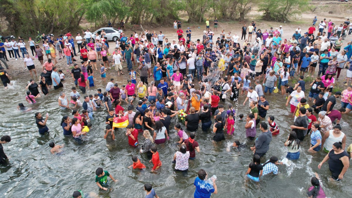 Entusiastas llevan a San Juan Bautista a bañar en Villa Unión, el Río Presidio sí tiene agua