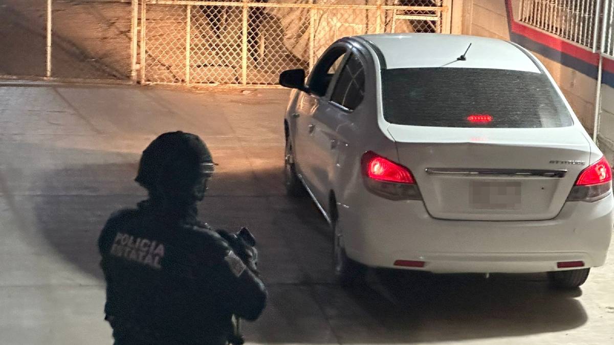 Lo sorprenden fumando ‘hierba’ y resulta con orden de aprehensión; fue detenido por estatales