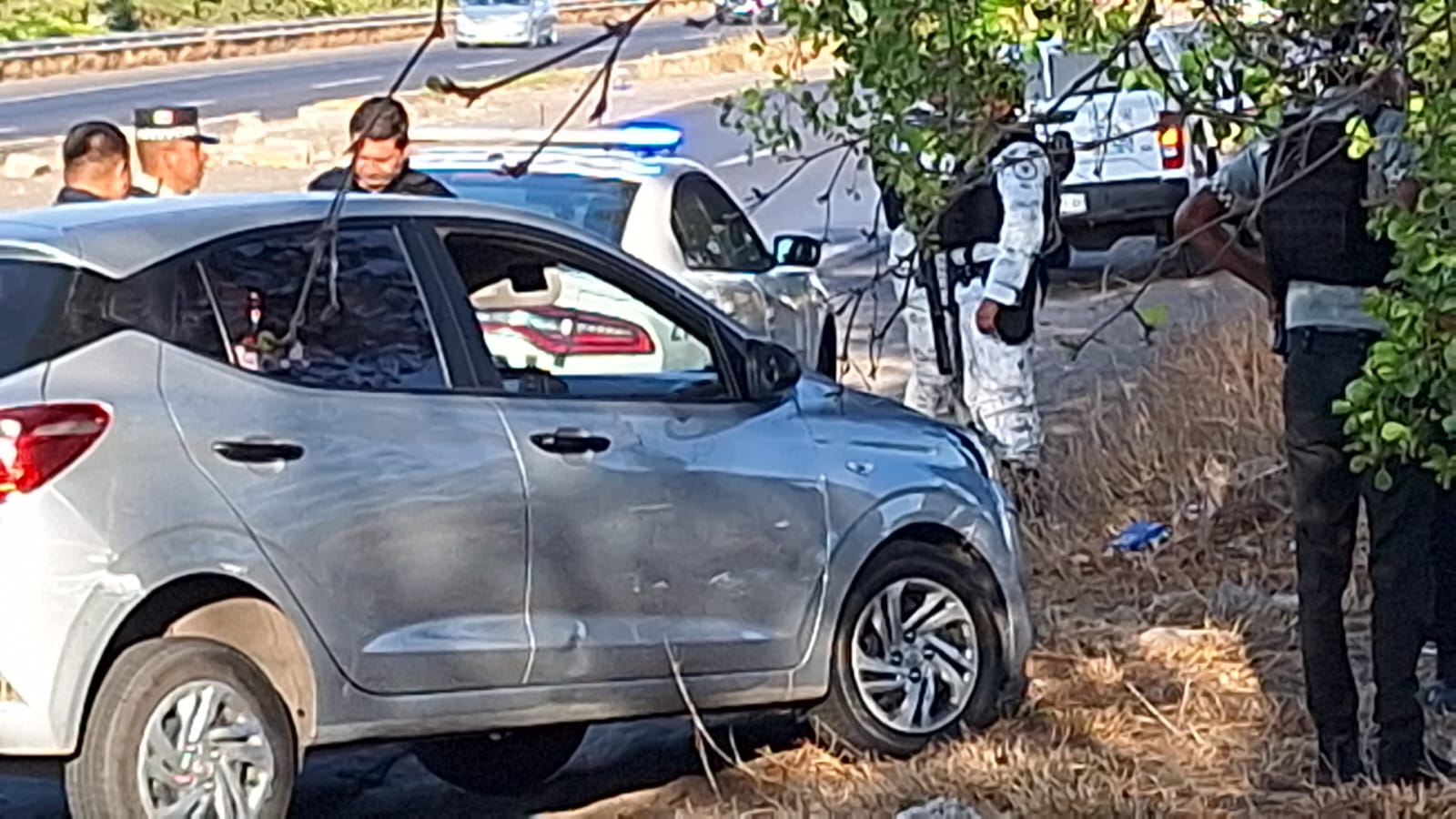 Localizan vehículo abandonado con rastros de sangre y a un hombre golpeado al sur de Culiacán