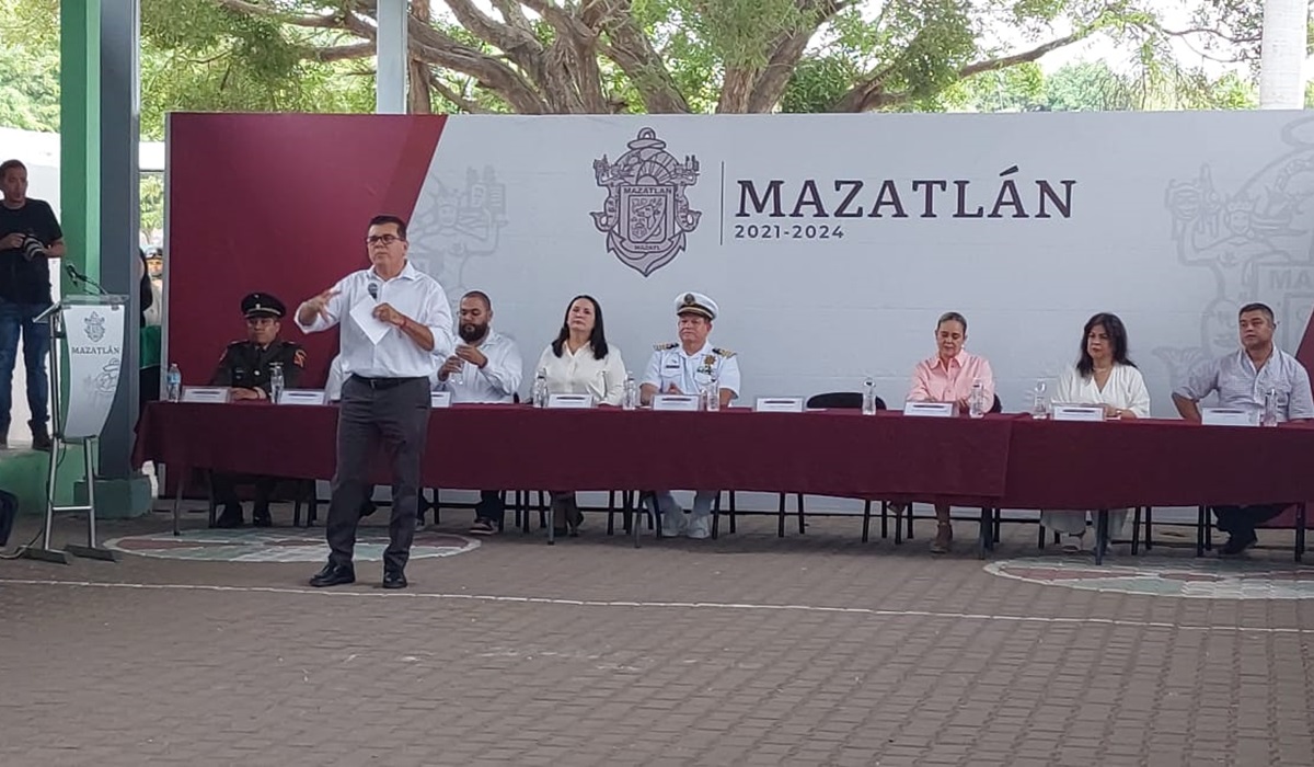 Edgar González exhorta a alumnos de primaria de El Quelite a continuar con sus estudios