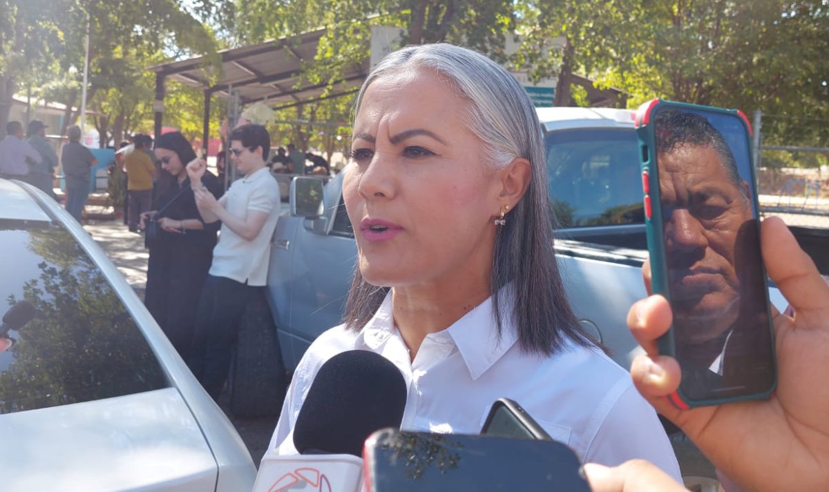 Lupita López, candidata por Morena, emite su voto en Salvador Alvarado acompañada de su familia