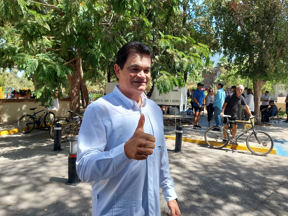 El exgobernador Mario López Valdez cumple con su voto en Los Mochis