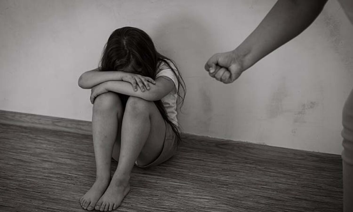 Difunden video en redes sociales de mujer golpeando a su hija en Mazatlán