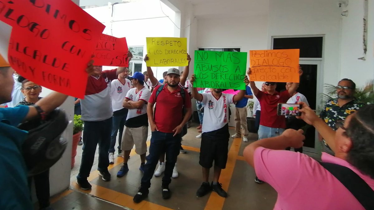 Sindicalizados del Stasam se manifiestan a las afuera de la oficina del presidente municipal de Mazatlán