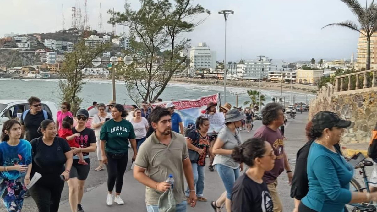 ‘Ni un árbol colocan’; alcalde llama grilleros a manifestantes por defensa del faro en Mazatlán