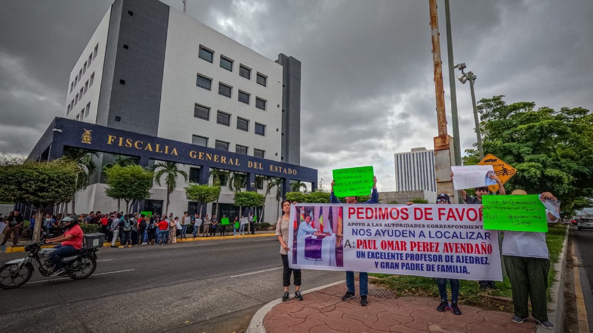 Se manifiestan en Fiscalía para exigir regreso del maestro Paúl Pérez, ‘levantado’ en Navolato
