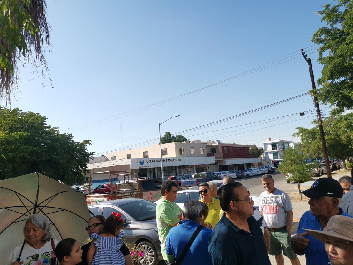 Se manifiestan trabajadores de Pemex en Servicios Médicos Topolobampo
