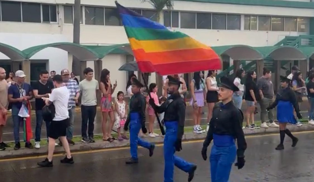 Con todo y lluvia la marcha por el Orgullo Gay se realiza en Mazatlán