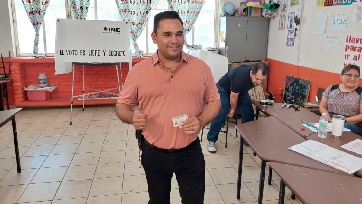 Marco Antonio López emite su sufragio en compañía de su familia; espera un proceso tranquilo y democrático