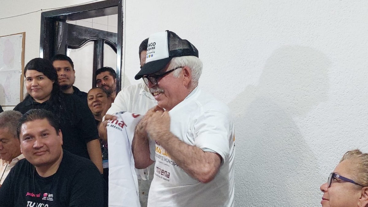 Paga apuesta el representante del PAN porque perdió Mingo, se pone gorra y playera de Gerardo Vargas