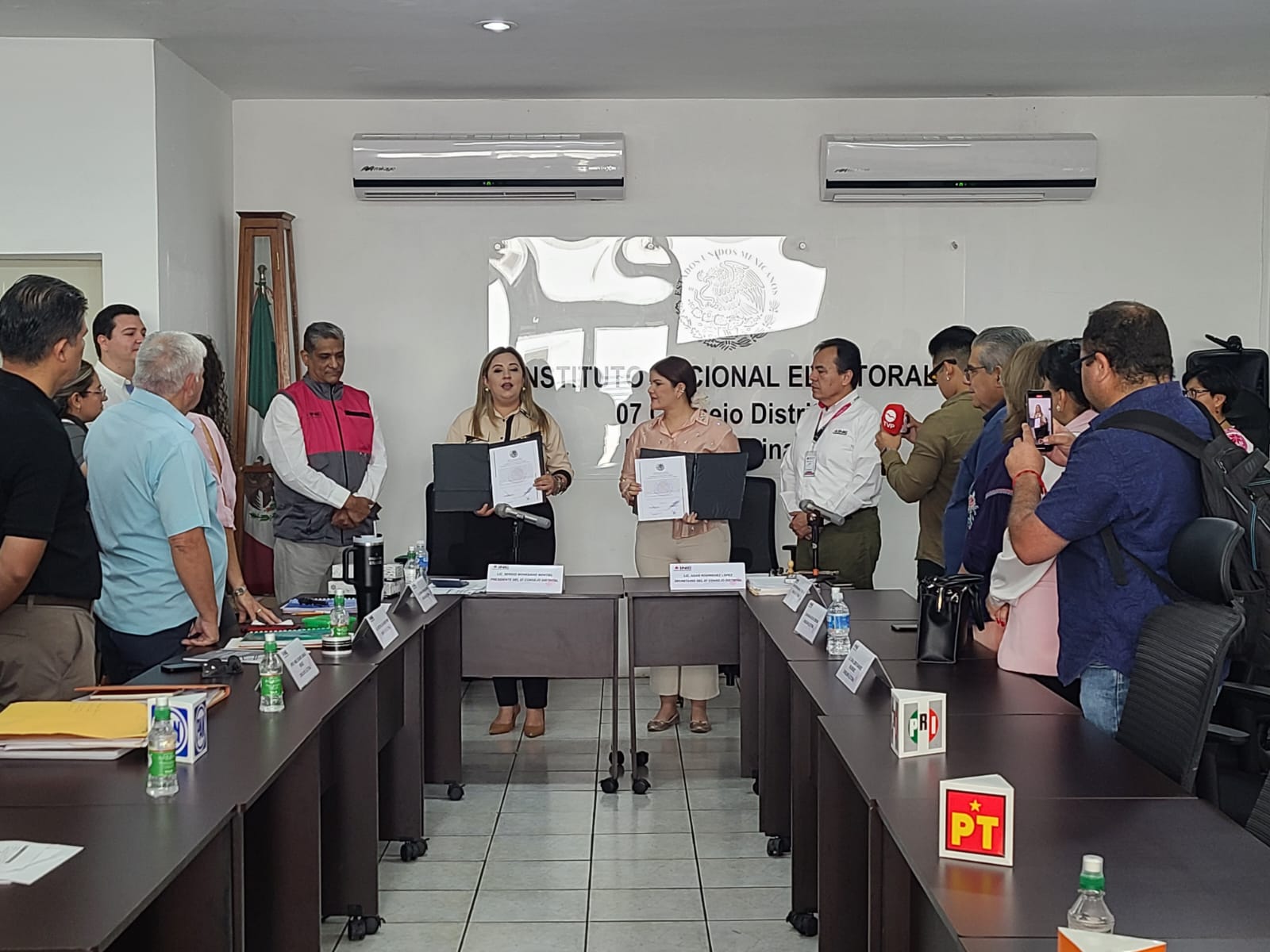 Merary Villegas recibe su constancia que la acredita como diputada federal