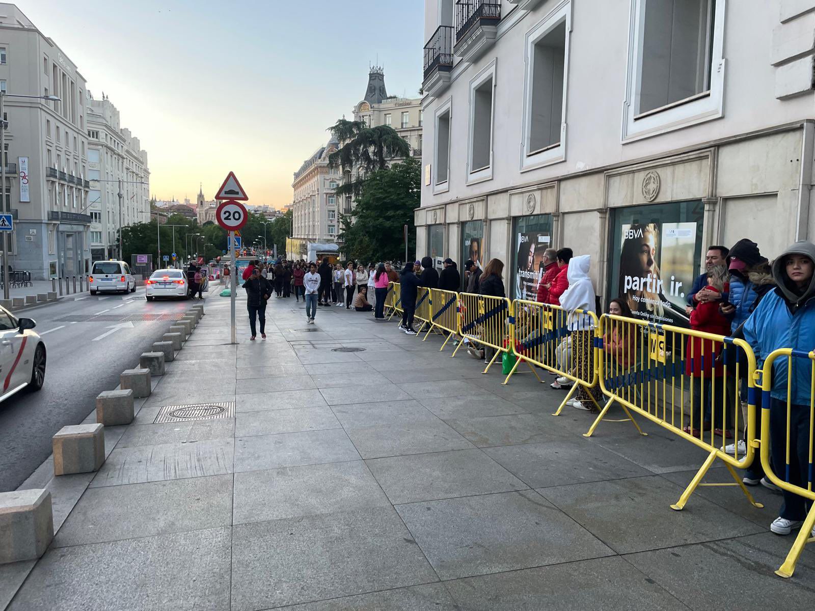 ‘Qué orgullo’, mexicanos en Madrid, España, hacen largas filas para votar este 2 de junio