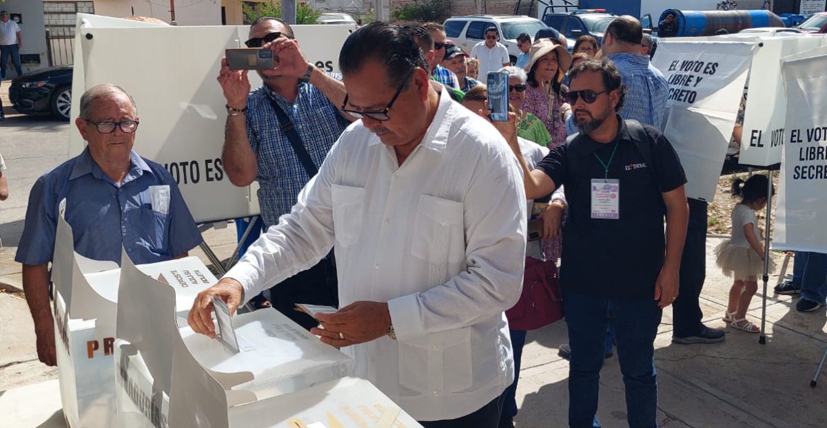 Mingo Vázquez emite su voto confiado de salir triunfante en Ahome