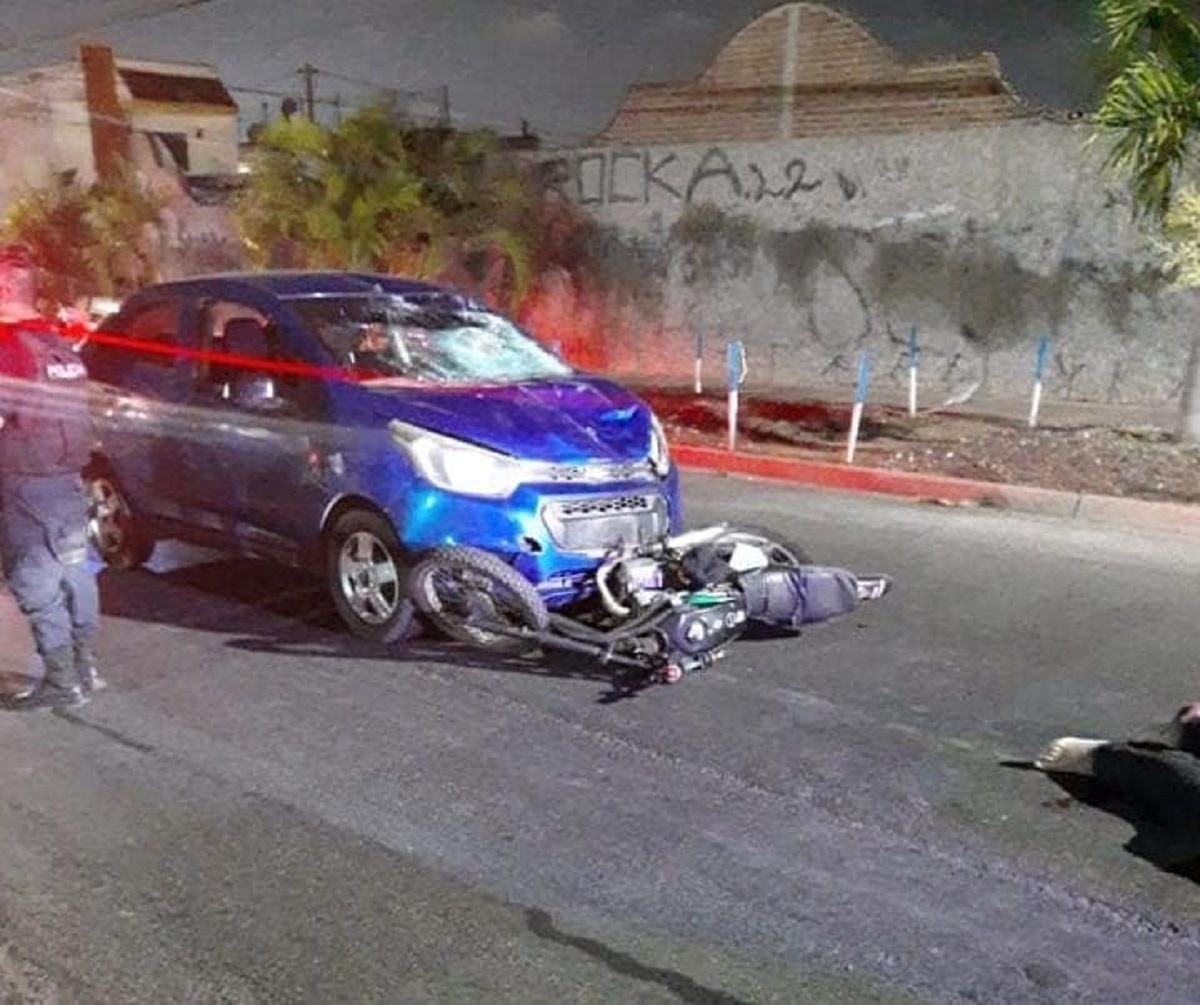 Motociclista resulta seriamente lesionado al ser impactado por un vehículo en Mazatlán