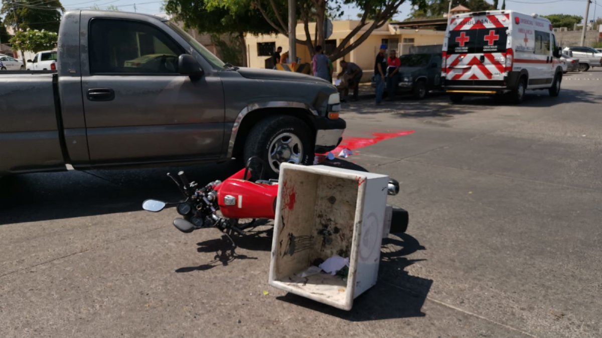 Motociclista es embestido por conductor de una camioneta en la Romanillo en Los Mochis