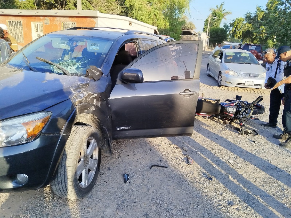Motociclista se pasa un alto en Guasave y es arrollado por una vagoneta
