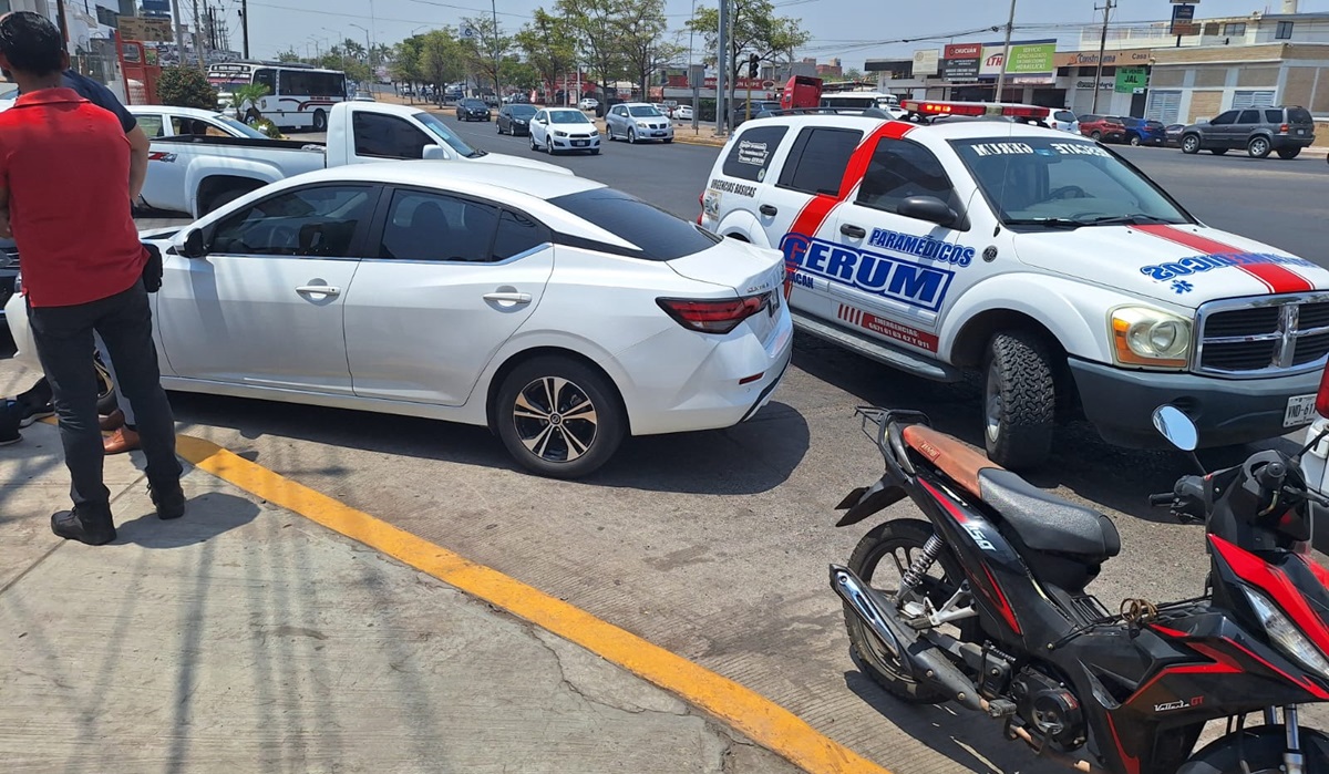 ¡Y la Cruz Roja nunca llegó! Motociclista choca contra automóvil y resulta fracturado en Culiacán