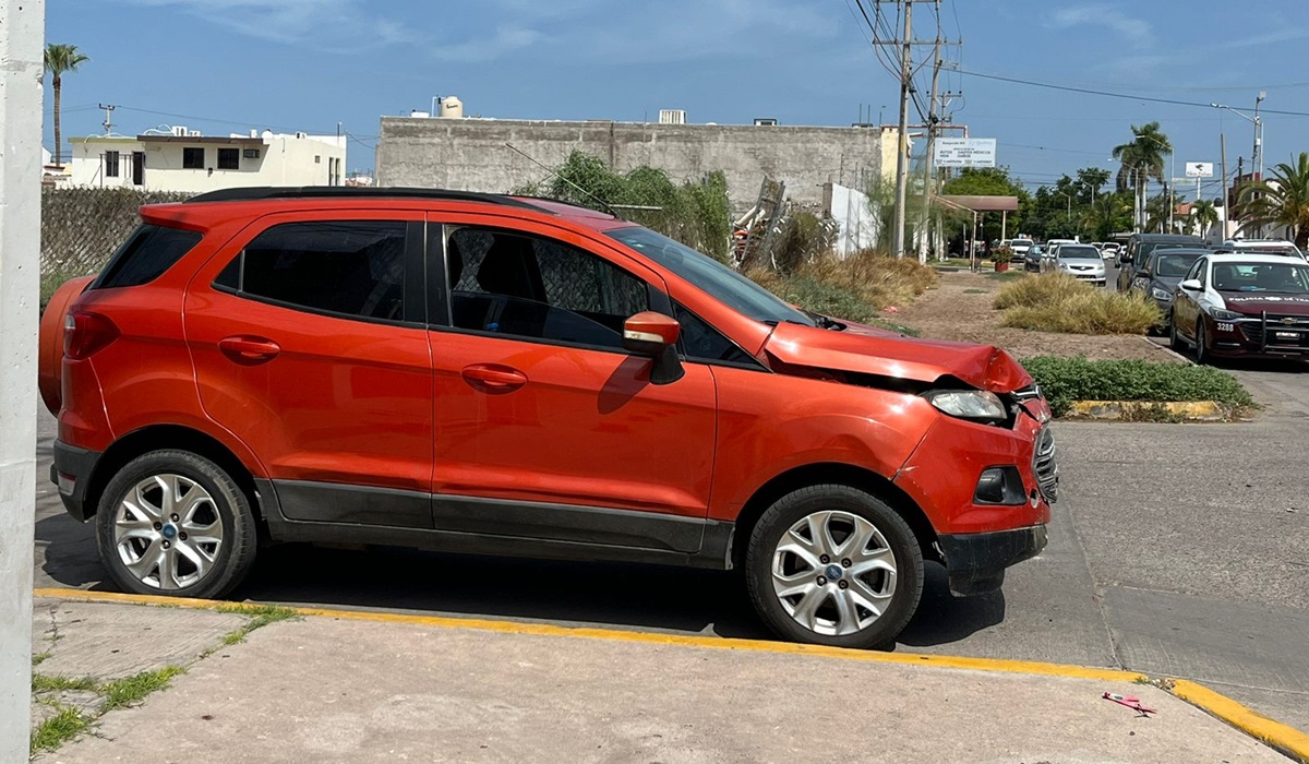 Conductor arrolla a motociclista a un costado de plaza comercial en Los Mochis