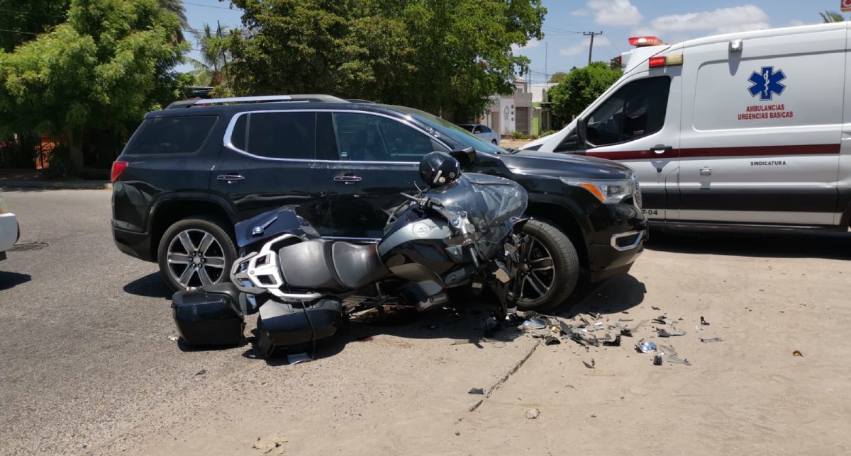 Motociclista chopper resulta con lesiones tras impactarse contra una vagoneta en Los Mochis