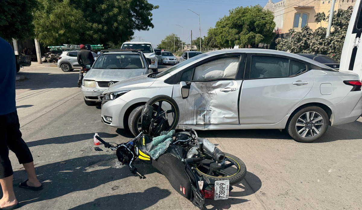 Hombre resulta lesionado luego de chocar en su moto contra vehículo en Los Mochis