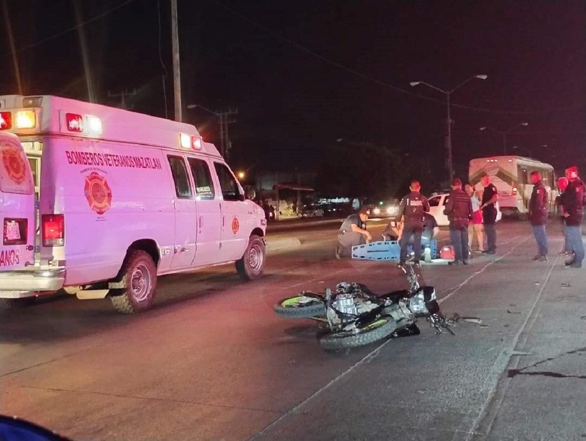 Automóvil impacta a un motociclista y lo deja lesionado en Mazatlán