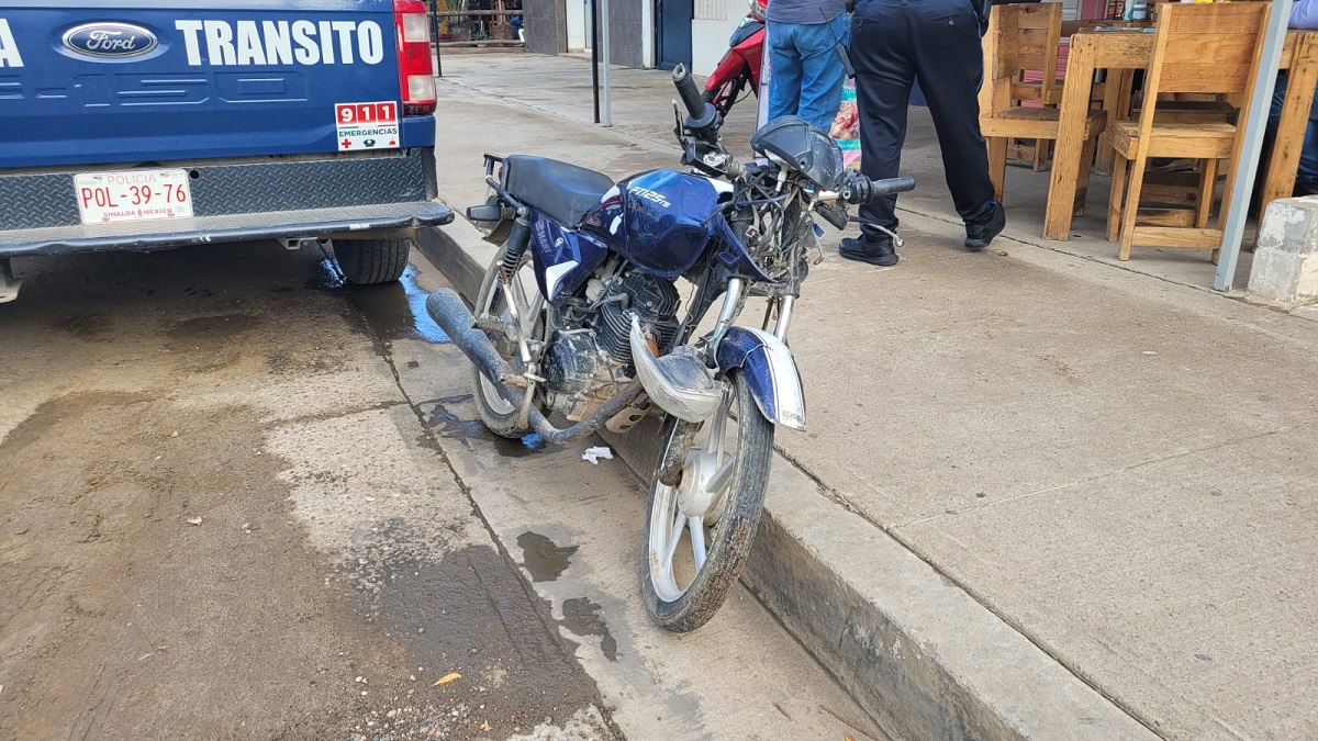 Motociclista se distrae y se impacta contra la parte trasera de una camioneta en Mazatlán