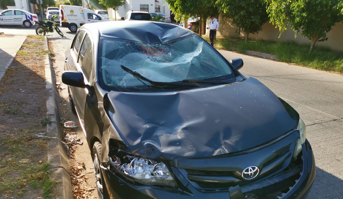Motociclista sale disparado luego de ser arrollado por conductora en Los Mochis