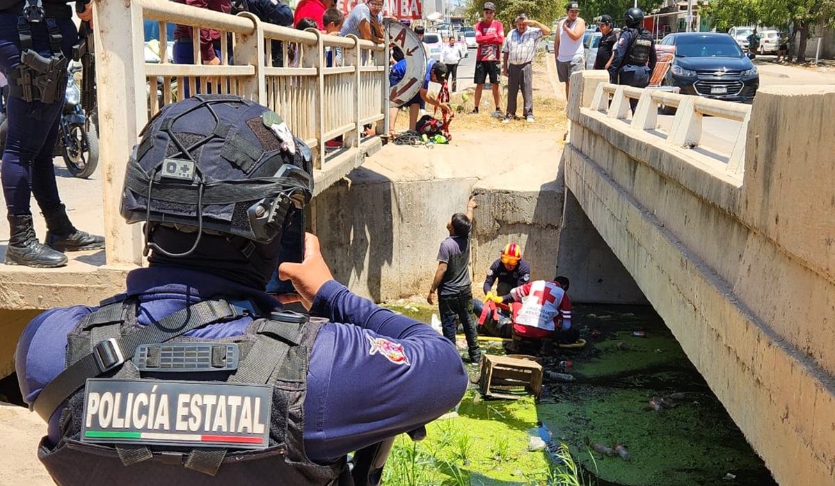 Motociclista derrapa y cae a canal en Culiacán; lo reportan grave