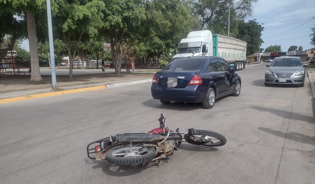 ¡Se pasó el alto! Motociclista resulta lesionado en desigual choque en Guasave