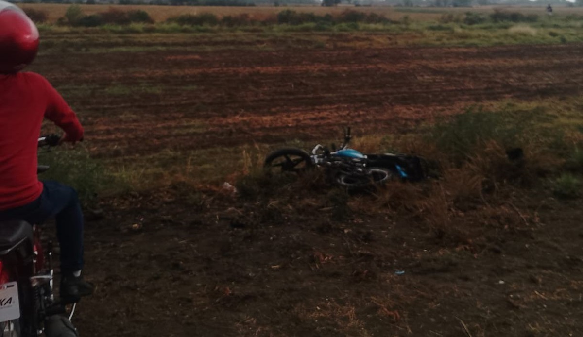 Motociclista resulta lesionado tras derrapar en carretera de Guasave