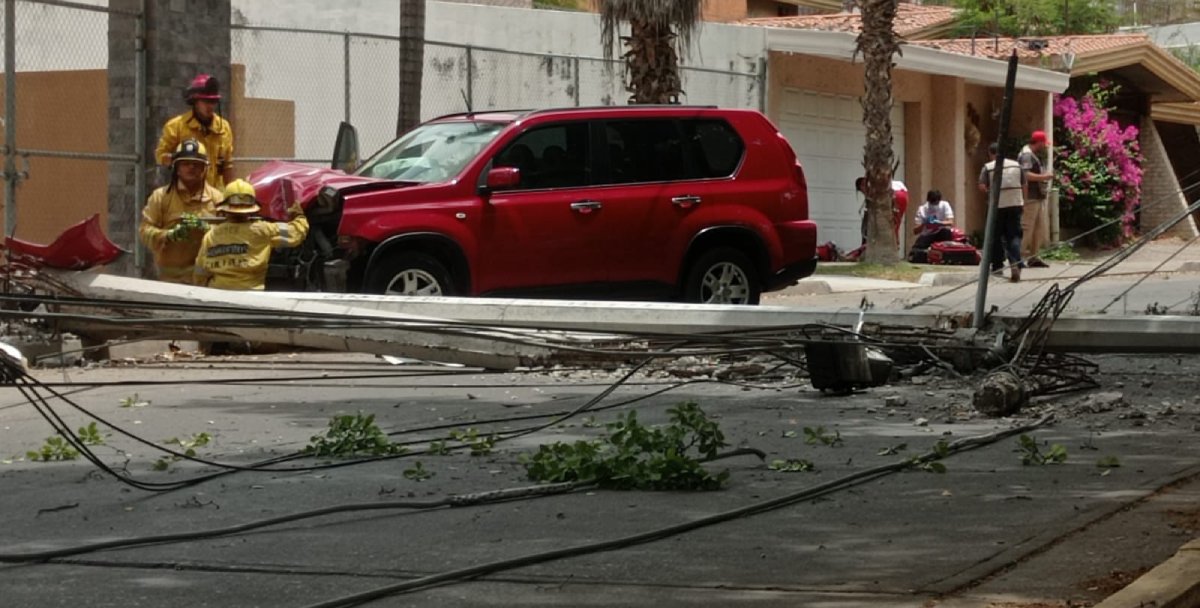 Por esquivar otro vehículo, mujer choca contra poste de la CFE y deja sin energía a vecinos de Culiacán