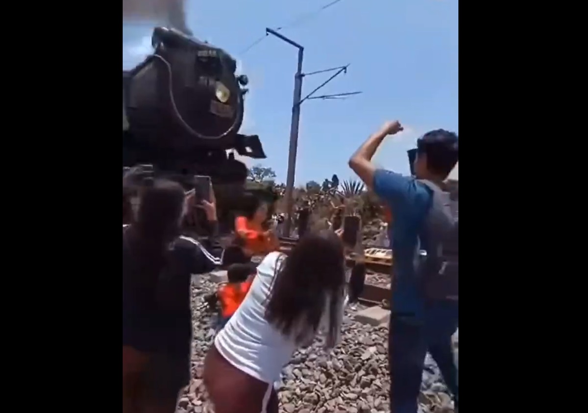 Por una foto, mujer se descalabra y muere al acercarse mucho a la locomotora ‘La Emperatriz’