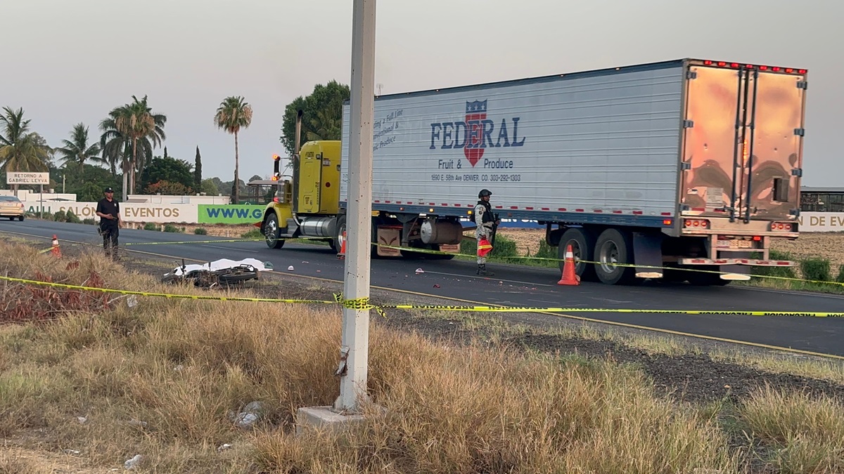 Mujer pierde la vida luego de ser arrollada por tráiler en la México 15, en Ahome