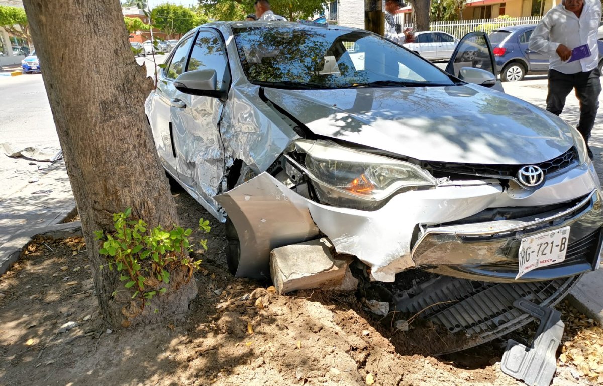 Una mujer y un adulto resultan lesionados en aparatoso accidente en sector Fátima de Los Mochis