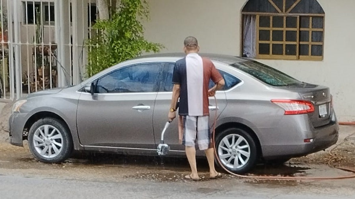 ¡El colmo! Exlíder sindical de la Jumapag lavaba su carro a chorro de agua en plena sequía en Guasave
