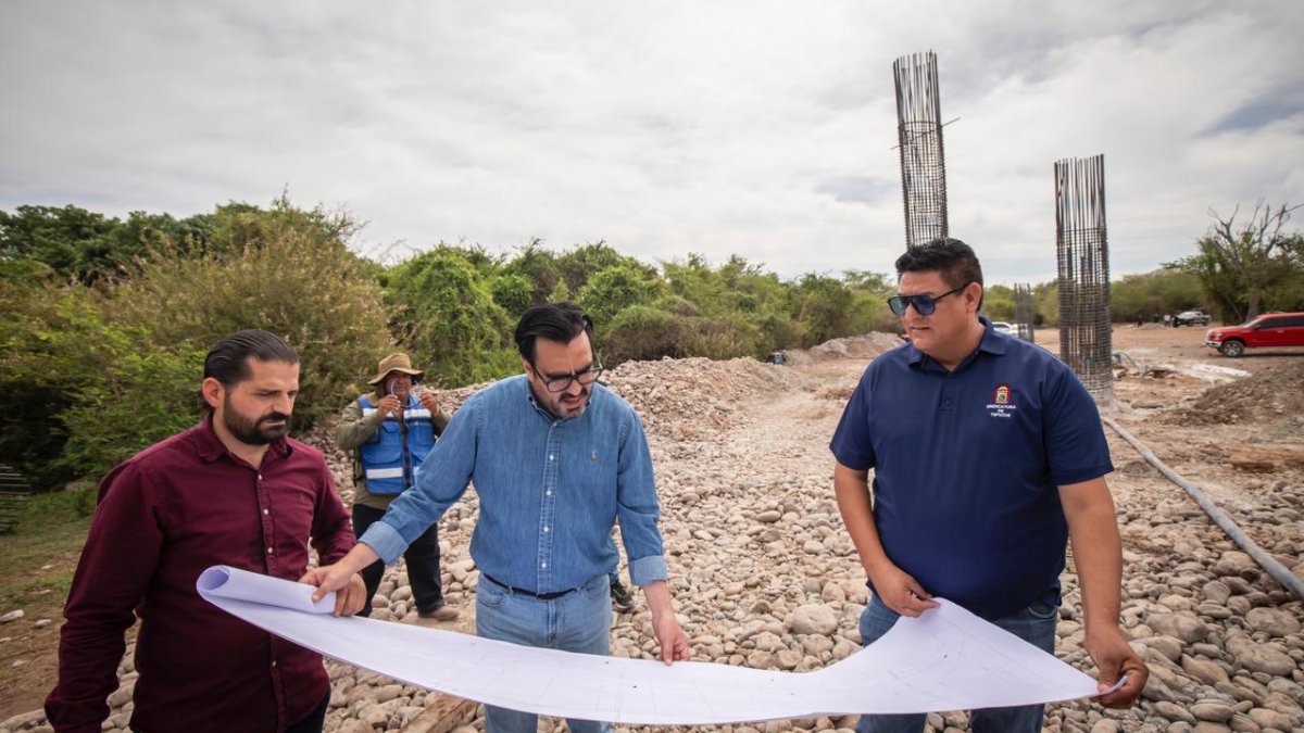 Gámez Mendívil supervisa puente que conectará a Tepuche y Jesús María