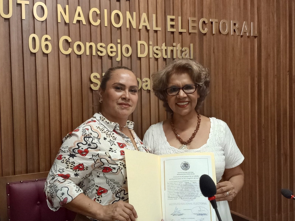Olegaria Carrazco recibe constancia, será legisladora federal nuevamente en el distrito 06