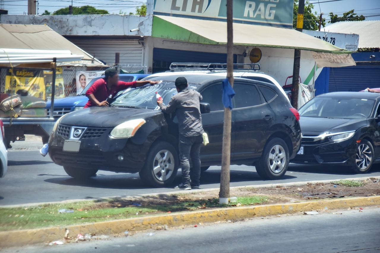 Ordena alcalde de Ahome que retiren a menores y jóvenes que limpian vidrios en las calles