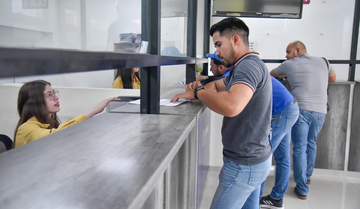 Se acercan mil contribuyentes en primer día de descuentos y bonificaciones en pago de impuestos en Ahome 