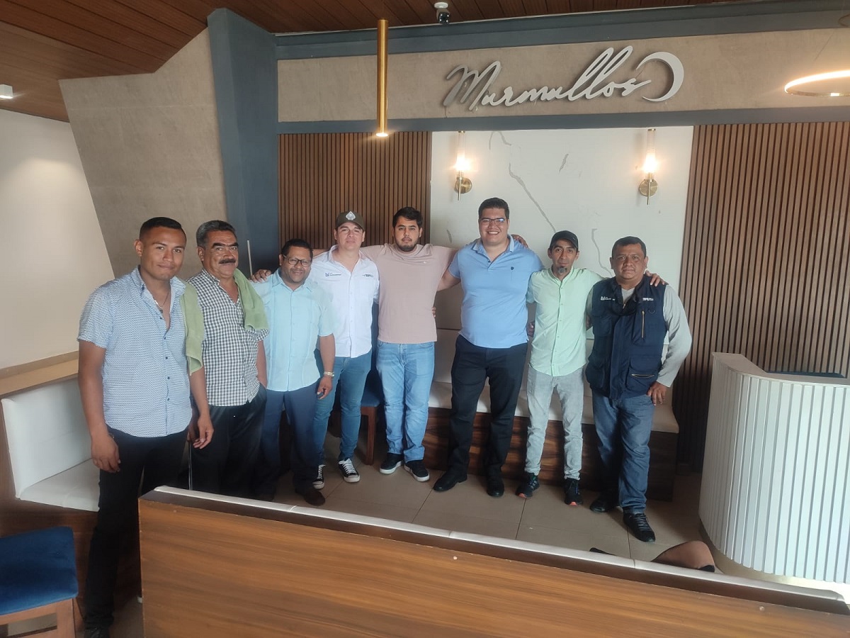 Por el esfuerzo y el trabajo, festejan a papás de Vibra Radio y Los Noticieristas en Mazatlán