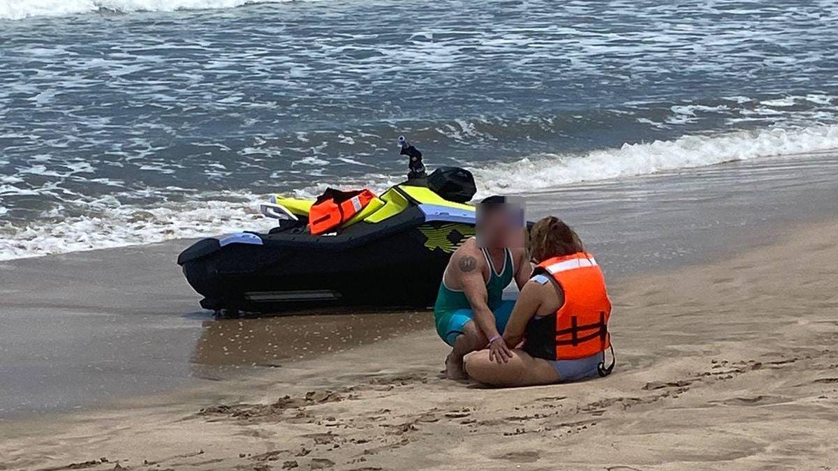 Pareja duranguense vuelca en su jetsky en playas de Mazatlán