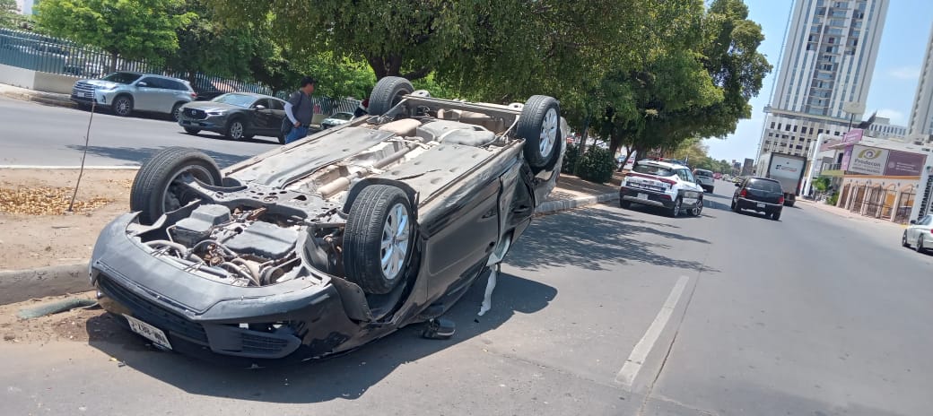Pareja iba a desayunar y sufre accidente en Culiacán; hay una mujer lesionada