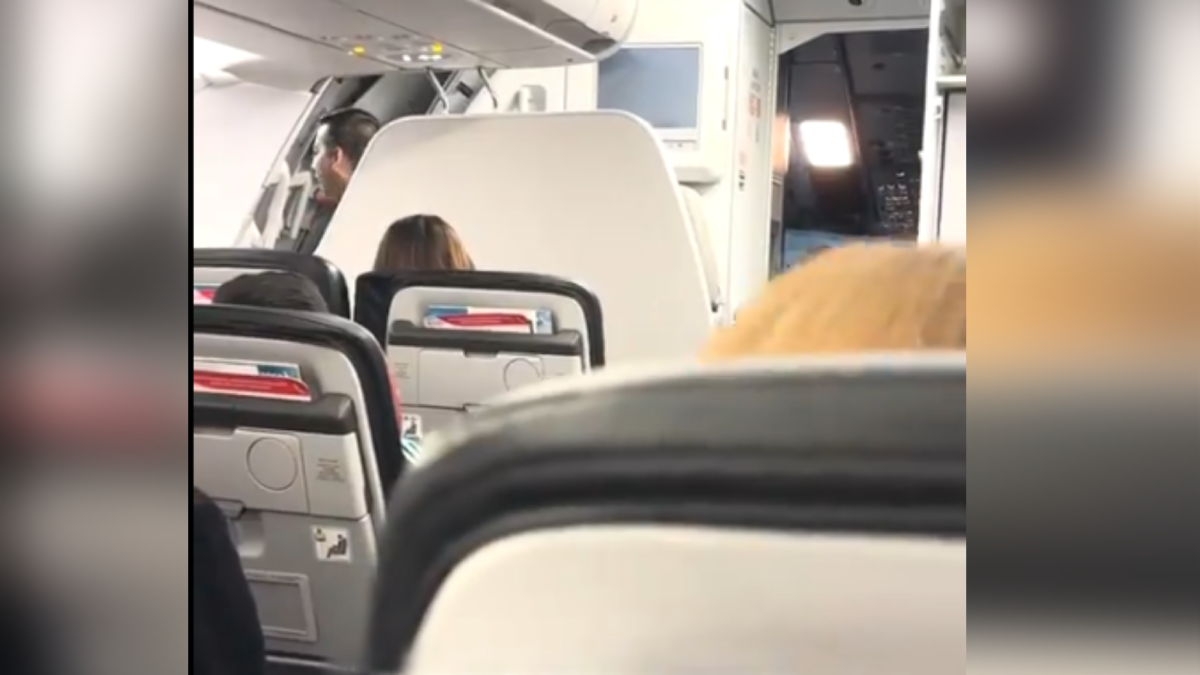 Pasajero enfurecido compra boleto con tres meses de anticipación y aerolínea lo revende