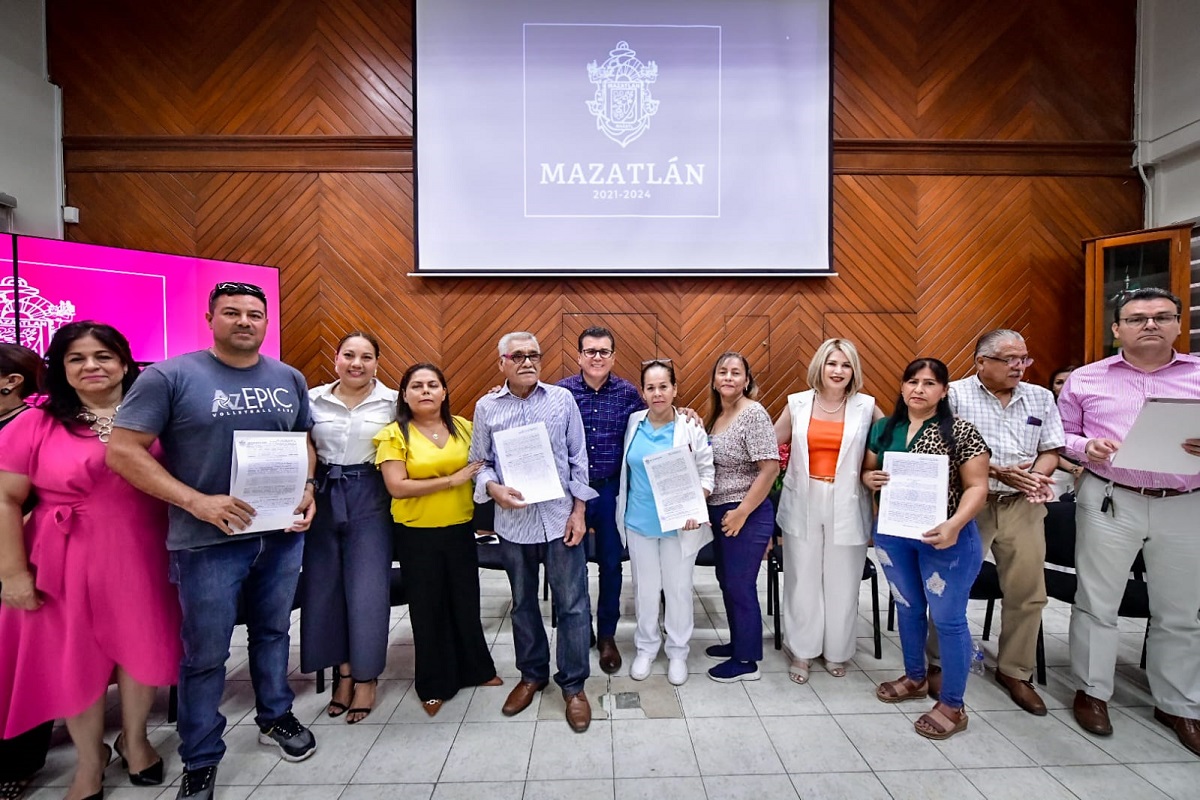 Logran tener certeza en su patrimonio 103 familias mazatlecas, reciben escrituras con programa municipal