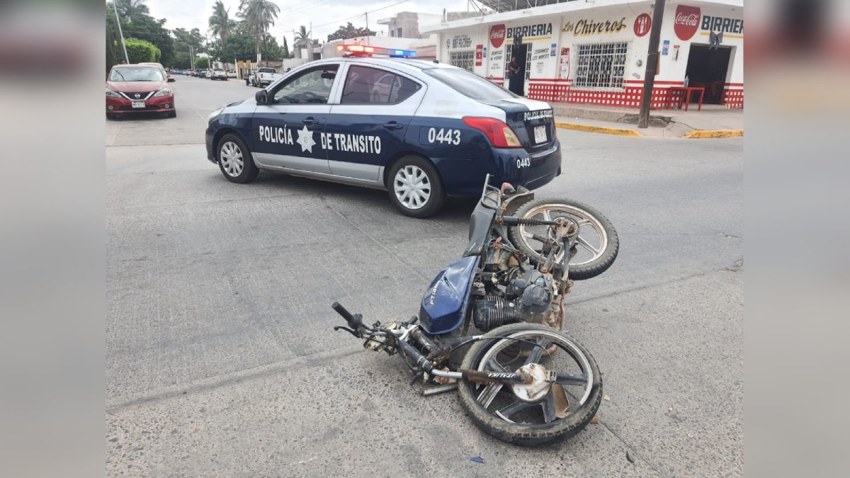 Automovilista se pasa un alto y atropella a un motociclista, en Guasave