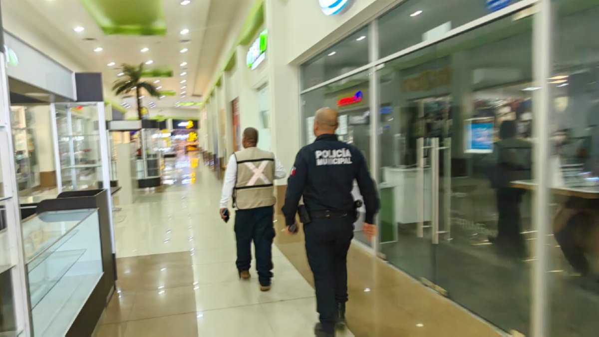 Evacuan a 60 personas tras reporte de incendio en una plaza comercial al sur de Culiacán