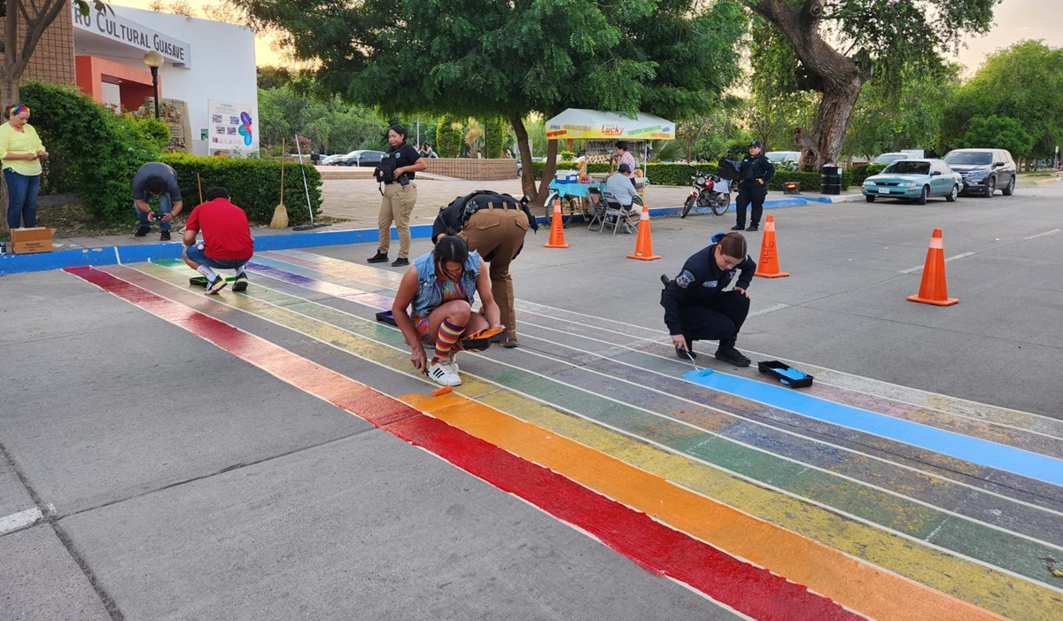 ¡Ya está lista la meta! Pintan cruce peatonal del Malecón en Guasave con colores del orgullo LGBT