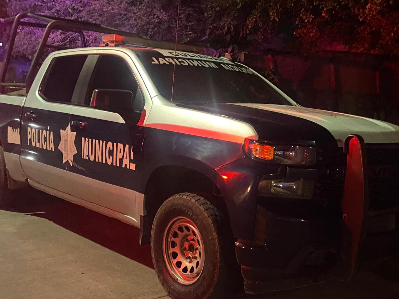 ¡Traían cubrebocas! Sujetos le cierran el paso a mujer y le despojan su camioneta, en Culiacán