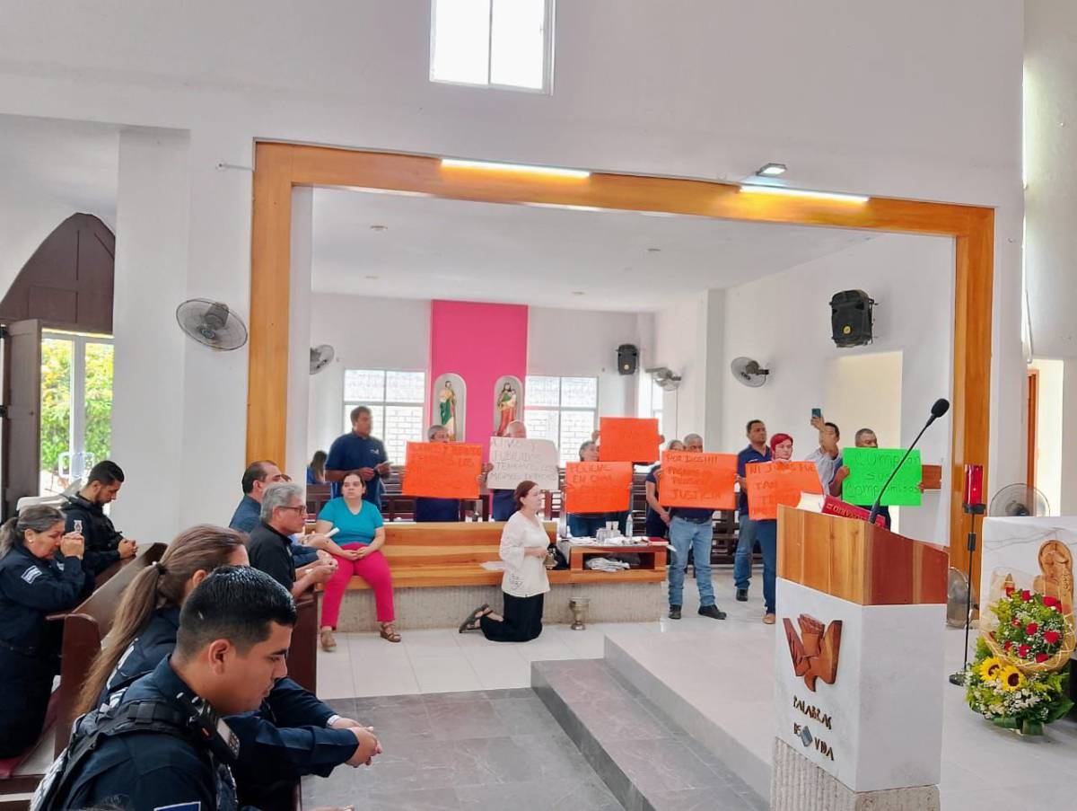 Policías de Angostura conmemoran su día con misa; jubilados se manifiestan con pancartas en mano
