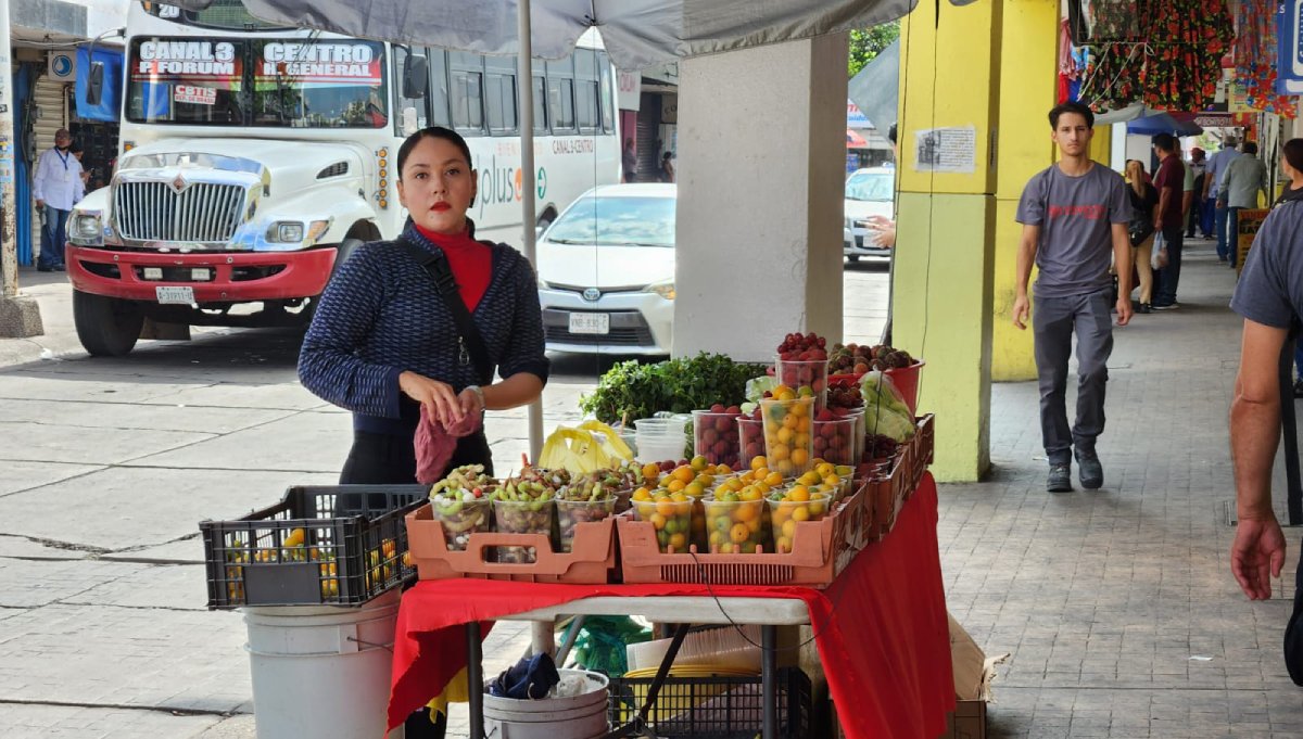 Ciruelas, guamúchiles, mangos, pitahayas y lichis, la oferta regional en el centro de Culiacán